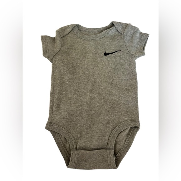 NWOT Set of 4 Nike onesies size 6 months - Picture 5 of 10